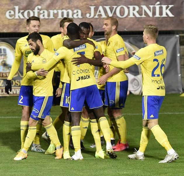 Zlín players are happy with Poznar's goal.