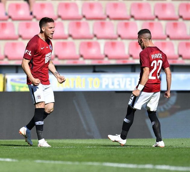 Srbský fotbalista Mihailo Ristič (vlevo) oslavuje s krajanem Srdjanem Plavšičem svůj gól proti Lubinu.
