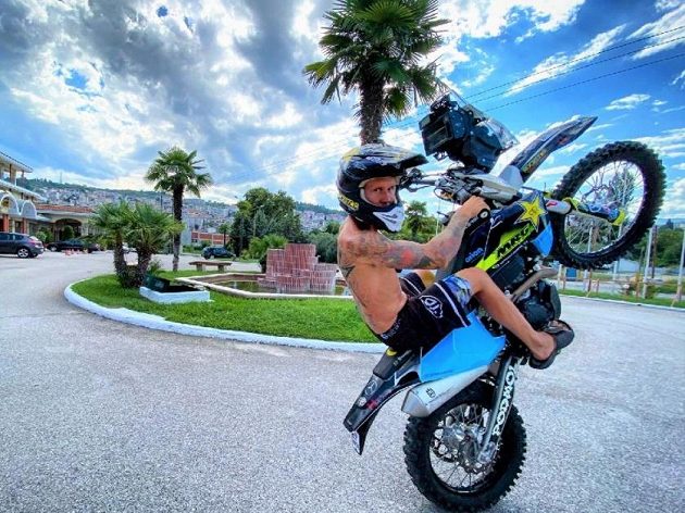 Freestyle motokrosaře Libora Podmola čeká premiéra v rallye, rozjede to v Řecku.