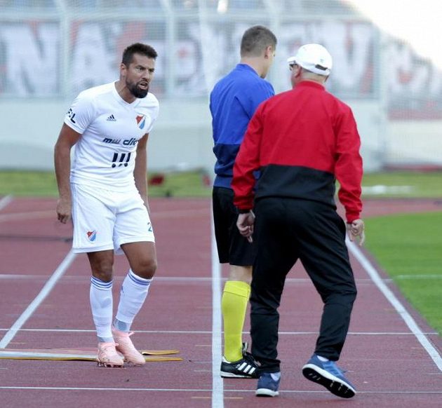 Milan Baroš z Baníku Ostrava odchází po červené kartě z hriště a diskutuje se čtvrtým rozhodčím (uprostřed) zápasu Zbyňkem Proskem. Zády v červeném je trenér Baníku Ostrava Bohumil Páník.