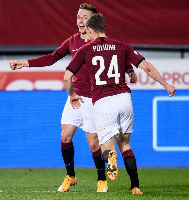 Fotbalisté Sparty Praha Matěj Polidar a Tomáš Wiesner oslavují gól na 1:0 během utkání se Slováckem.