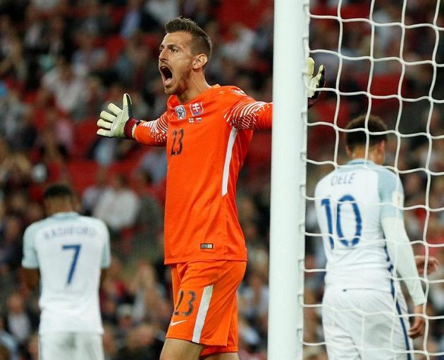 Slovenský gólman Martin Dúbravka se zlobí při utkání fotbalové kvalifikace o postup na MS 2018 na půdě Anglie.
