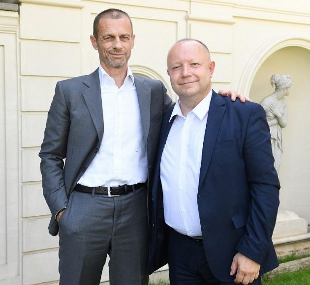 Předseda FAČR Petr Fousek (vpravo) s předsedou UEFA Aleksanderem Čeferinem v Římě ve Ville Manini.