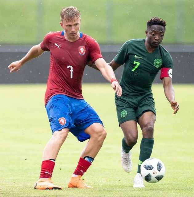 Český záložník Antonín Barák a Ahmed Musa z Nigérie během přípravného utkání v rakouském Schwechatu.