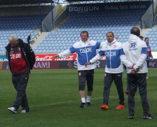 Zleva zadumaný konzultant Karel Brückner, trenér Pavel Vrba a jeho asistent Zdeněk Svoboda.