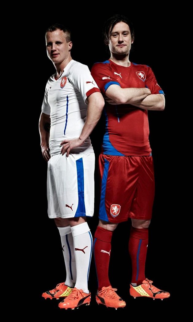 David Limberský v bílém a Tomáš Rosický v červeném představují nové dresy národního týmu.