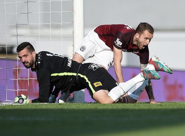 Michal Kadlec (vpravo) ze Sparty se raduje z úvodního gólu. Naopak brankář Brna Dušan Melichárek smutní.
