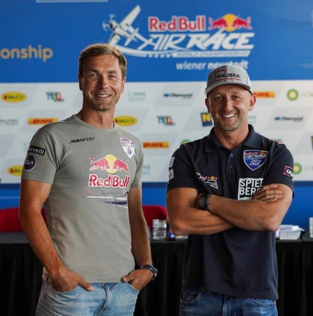 Martin Šonka (vlevo) a Petr Kopfstein, dva Češi z elitní letecké společnosti.