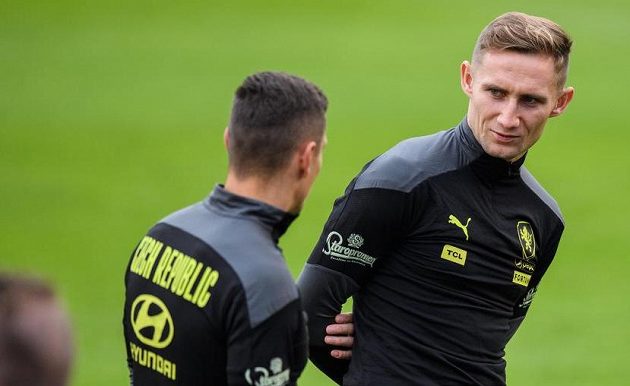 Útočník Jan Kuchta (vpravo) během tréninku fotbalové reprezentace před zápasy kvalifikace MS 2022 s Walesem a Běloruskem.