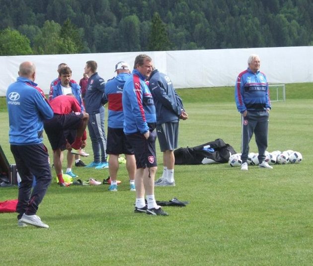 Trenér Pavel Vrba (v popředí) a jeho poradce Karel Brückner (vpravo) na úterním tréninku v Kranzachu.