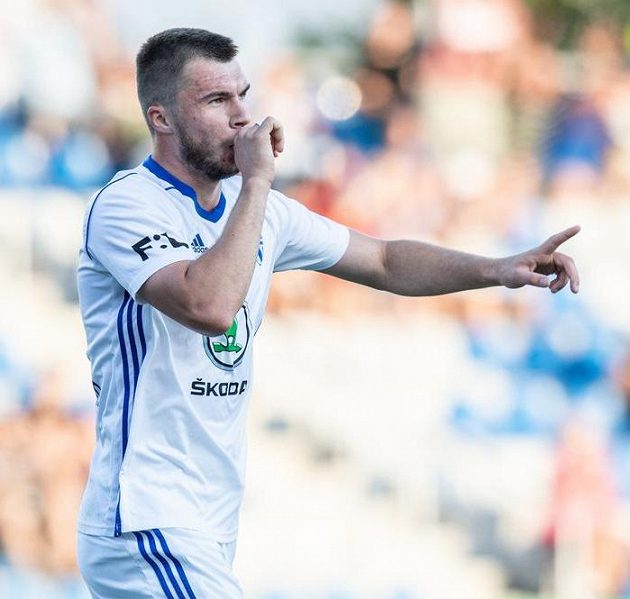 Oslavné gesto Nikolaje Komličenka, kanonýra Mladé Boleslavi, který skóroval v utkání 2. předkola Evropské ligy proti Ordabasy Šymkent.