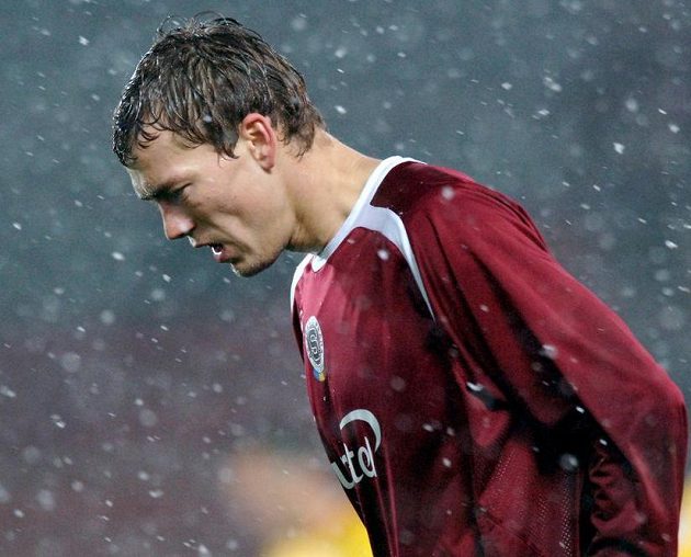 Chlap do nepohody. Pavel Pergl během utkání Sparty s Příbramí v prosinci 2005.