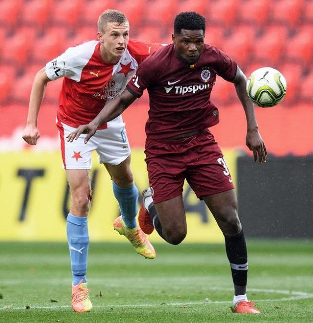 David Zima ze Slavie Praha a Benjamin Tetteh ze Sparty Praha během derby ve skupině o titul.