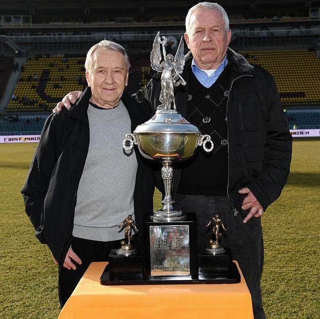 Fotbalové legendy Dukly Praha Josef Jelínek (vlevo) a Ivo Viktor pózují s Americkým pohárem před utkáním 19. kola Gambrinus ligy.