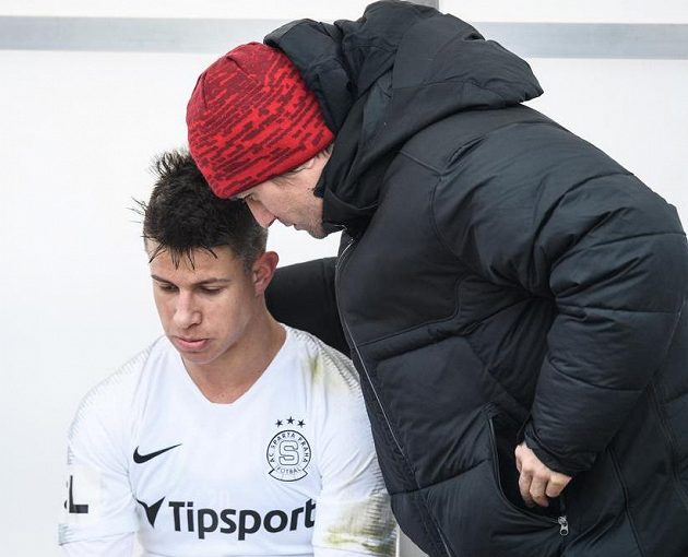 Adam Hložek ze Sparty a sportovní ředitel Tomáš Rosický při rozmluvě na lavičce.