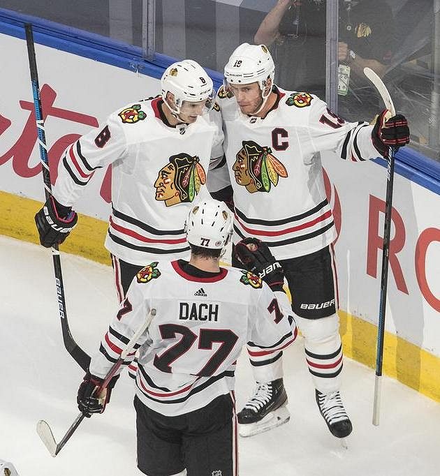 Radost hokejistů Chicaga Blackhawks. Dominik Kubalík (8) Jonathan Toews (19) a Kirby Dach (77) slaví gól v utkání proti Edmontonu.