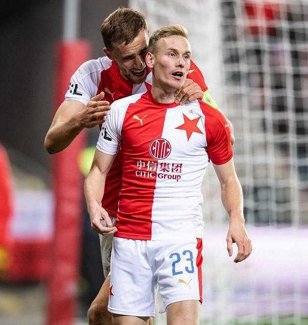 Slávista Petr Ševčík (vpředu) se spoluhráčem Tomášem Součkem po trefě na 2:0 proti Teplicím.