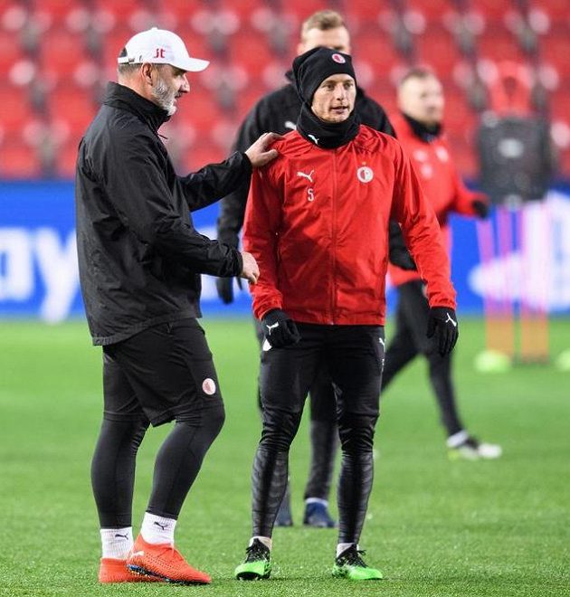 Trenér Slavie Jindřich Trpišovský a Vladimír Coufal během tréninku před utkáním Ligy mistrů s Interem.