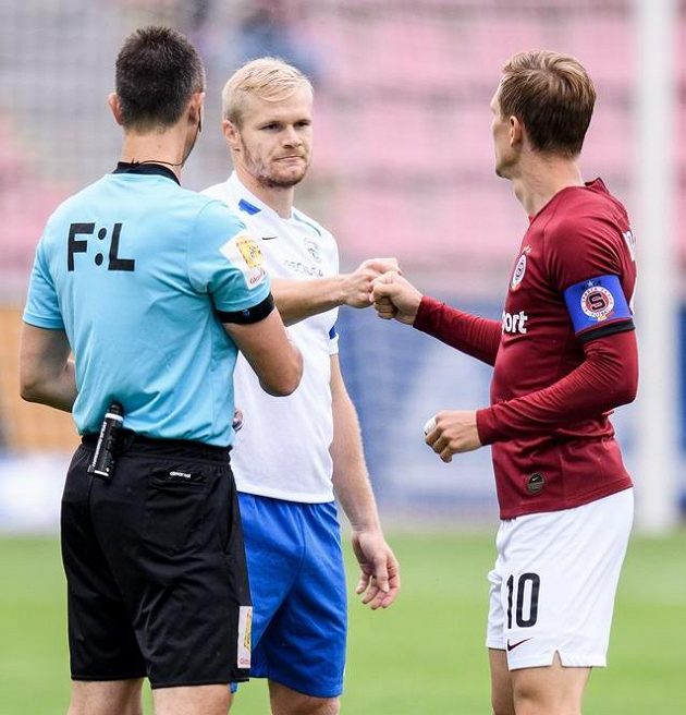 Kapitán Slovanu Liberec Jan Mikula a Bořek Dočkal ze Sparty Praha se zdraví před ligovým utkáním ve skupině o titul.