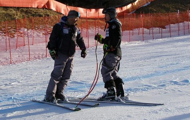 Tomáš Bank (vlevo) s Ondřejem Bankem při prohlídce trati před pátečním závodem super-G ve Val Gardeně.