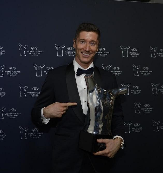 Robert Lewandowski poprvé získal cenu UEFA pro nejlepšího fotbalistu sezony.