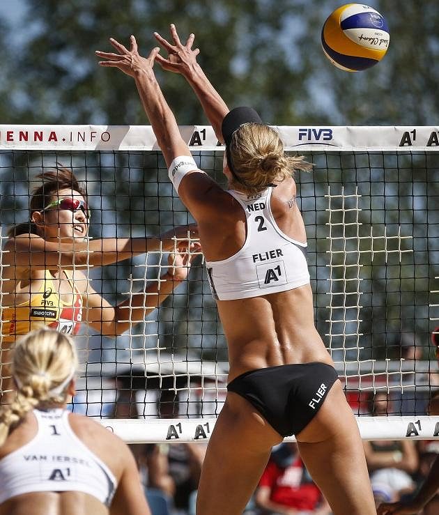 Nizozemská reprezentantka Flierová se snaží zablokovat smeč při souboji s týmem Číny.