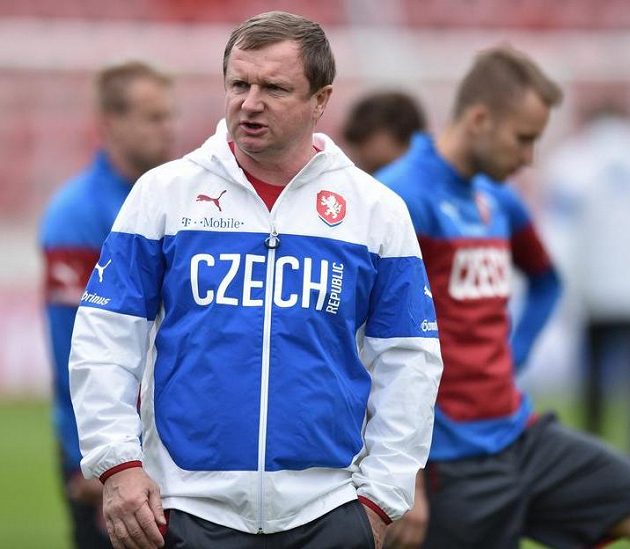 Trenér Pavel Vrba během tréninku české fotbalové reprezentace před utkáním ve Finsku.