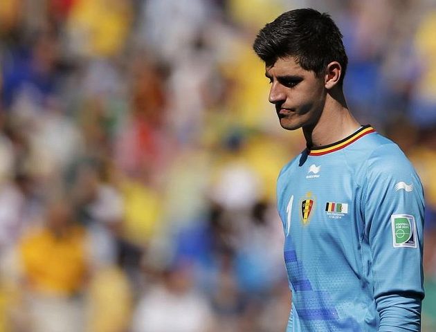 Zklamaný belgický brankář Thibaut Courtois po proměněné penaltě Alžířana Fighúlího.