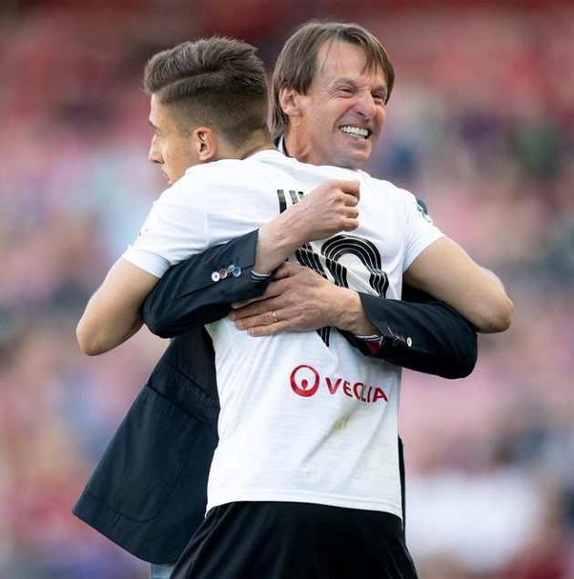 Trenér Karviné František Straka a Ondřej Lingr oslavují vítězství 3:1 na hřišti Sparty v první fotbalové lize.