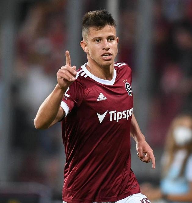 Fotbalista Sparty Adam Hložek se raduje z branky v utkání 5. kola Fortuna ligy
