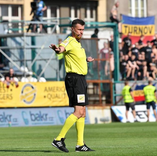 Hlavní rozhodčí Pavel Franěk na základě přezkoumání u videu odvolává penaltu pro Spartu.