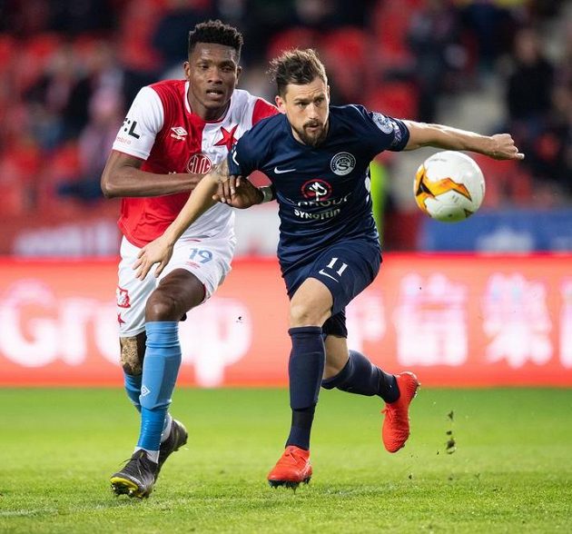 Simon Deli ze Slavie Praha a Jaroslav Diviš ze Slovácka během utkání 22. kola Fortuna ligy.