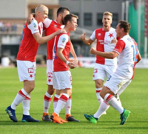 Slávisté slaví úvodní gól v utkání na Julisce (střelec Jan Sýkora je třetí zleva).