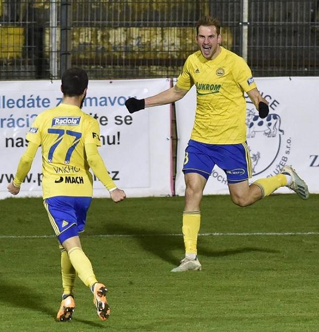 From left, Vachtang Čanturišvili and Tomáš Poznar from Zlín rejoice at the goal.