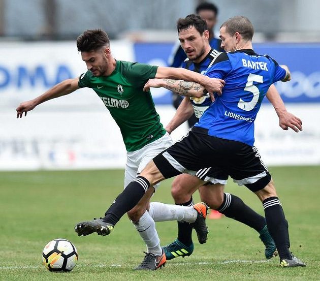 Zleva Michal Trávník z Jablonce a David Bartek z Bohemians.