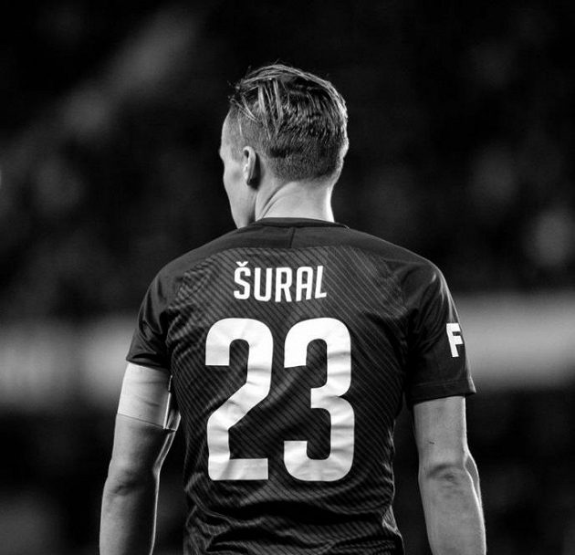 Fotbalisté Sparty vyjdou z kabin na hřiště kompletně oblečení v dresu Josefa Šurala s číslem 23...