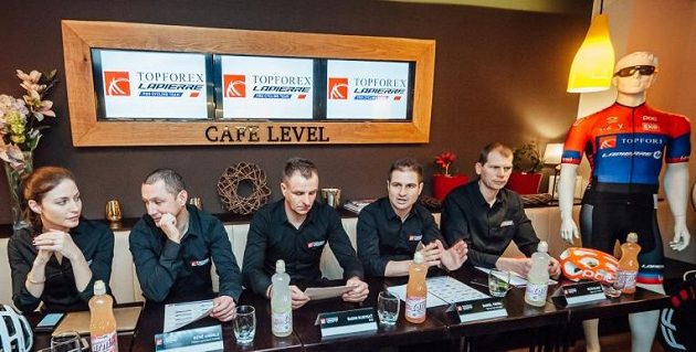 Představení týmu Topforex Lapierre. Zleva mluvčí Radka Maurová, hlavní sportovní ředitel René Andrle, majitel týmu Radim Kijevsky, technický ředitel Daniel Treml a sportovní ředitel Petr Dlask.