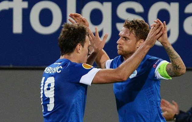 Michael Rabušic (vlevo) a Radoslav Kováč slaví vyrovnávací gól v zápase Evropské ligy na hřišti Freiburgu.