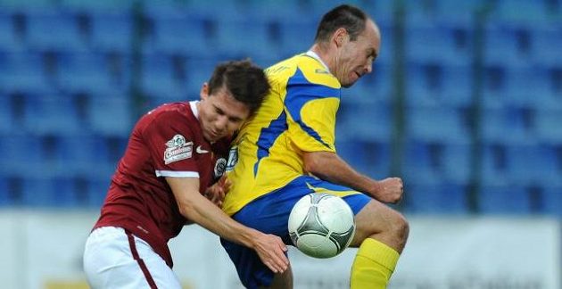 Tomáš Přikryl (vlevo) ze Sparty během utkání 3. kola Poháru České pošty s Fastavem Zlín.
