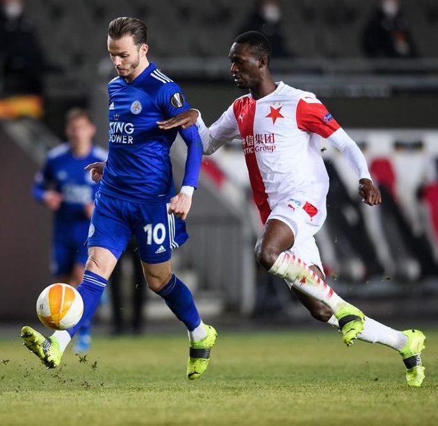 James Maddison z Leicesteru a Abdallah Sima ze Slavie během utkání vyřazovací části Evropské Ligy.