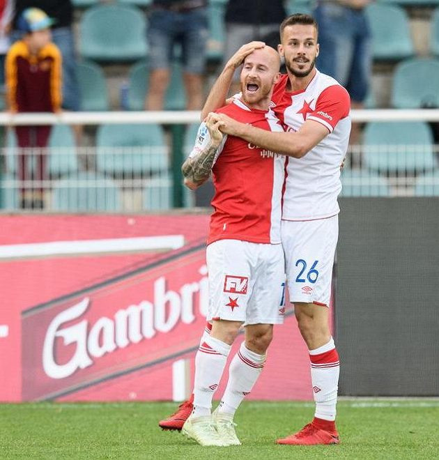 Fotbalisté Slavie Miroslav Stoch a Jakub Hromada oslavují gól na 2:0 během utkání na Dukle.