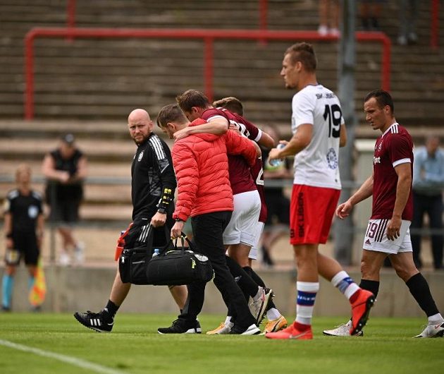 Lukáš Juliš s vydatnou pomocí lékařského týmu odkulhává do šatny.