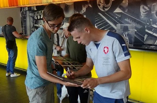 Záložník Jakub Jankto se podepisuje jednomu z lovců autogramů po příjezdu české fotbalové reprezentace do 21 let na ME do Polska.