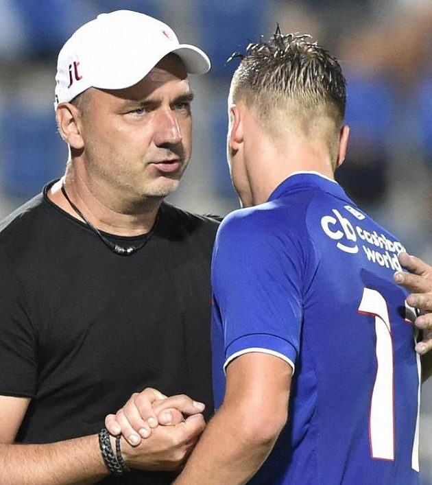 Zleva trenér Slavie Jindřich Trpišovský a Stanislav Tecl ze Slavie na hřišti Slovácka.