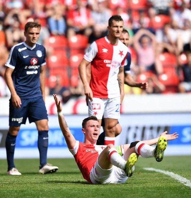 Slávista Jaromír Zmrhal se marně dožaduje faulu.