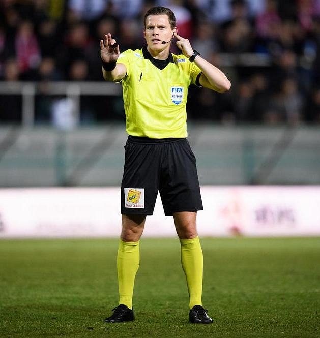 Rozhodčí Pavel Rejžek během vršovického derby posuzoval s pomocí videa několik situací.