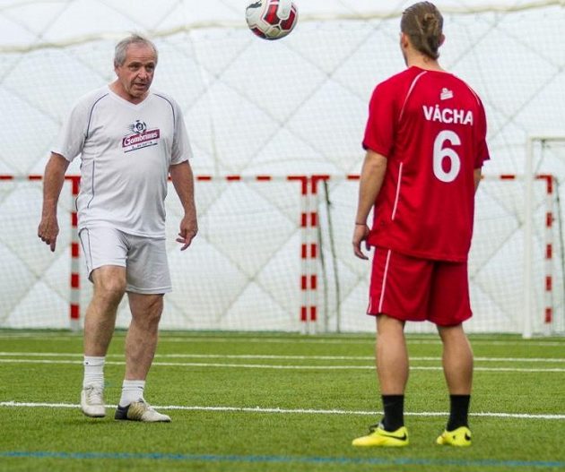 Veterán Ladislav Vízek uhrál s čerstvým reprezentantem Váchou cennou plichtu.