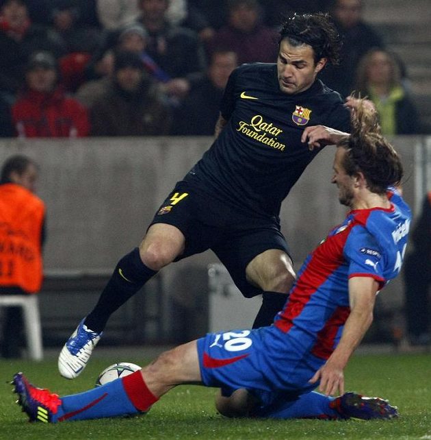 Cesc Fábregas z FC Barcelona (v černém) a Petr Jiráček z Vrbovy Viktorie Plzeň v zápase základní skupiny Ligy mistrů, který se hrál v listopadu 2011 v Edenu.