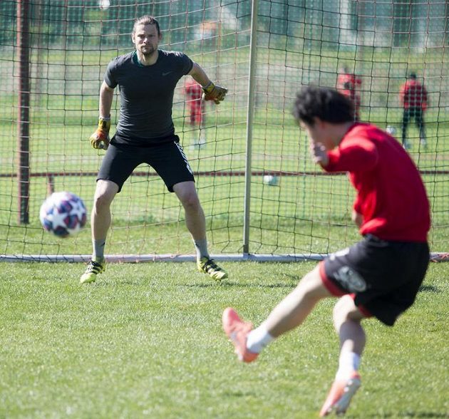 Fotbalisté druholigových Pardubic Marek Boháč (vlevo) a I Sang-hjok při tréninku.