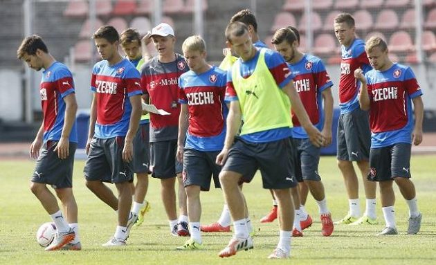 Vítězslav Lavička, trenér reprezentační jednadvacítky, obklopen svěřenci při jednom z tréninků.